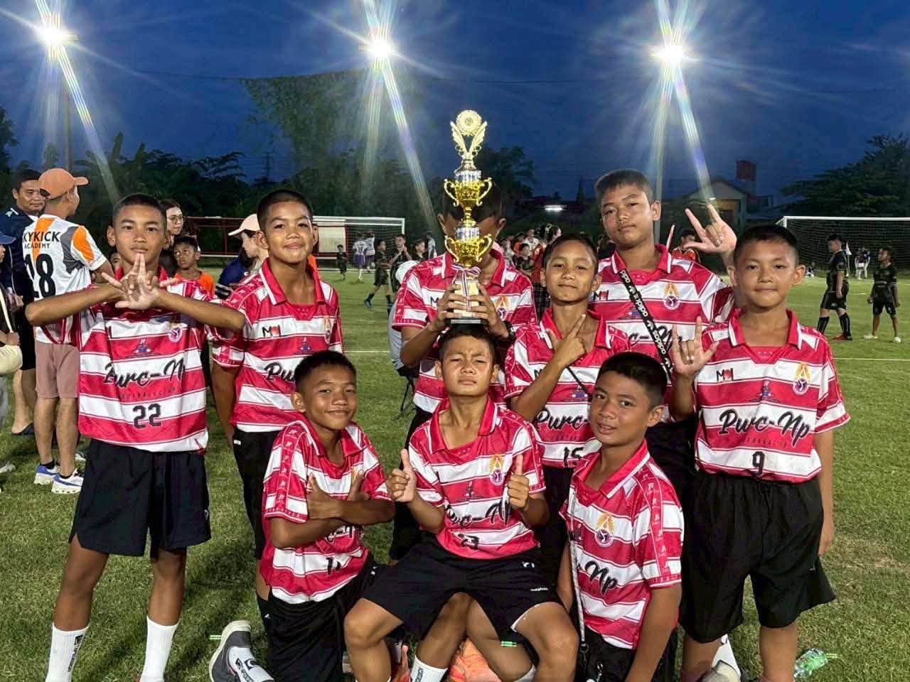 รางวัลรองชนะเลิศ อันดับ 1 ในการแข่งขันฟุตบอล  MORE THAN TALENT CUP by 216